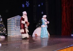В Ломоносовском Дворце культуры Деда Мороза поздравили с днем Рождения